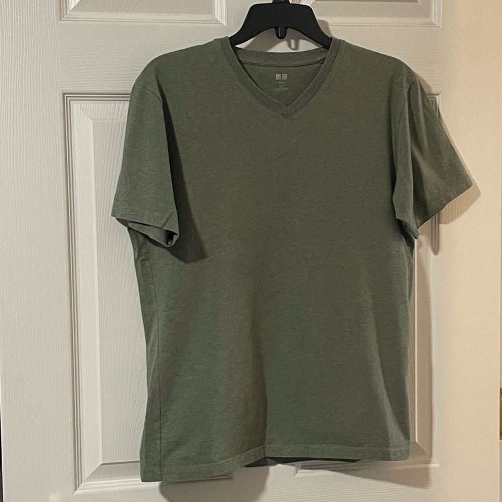 Uniqlo Men's Green V-Neck T-Shirt